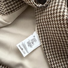 Brunello Cucinelli 🆕26秋冬系列的千鸟格无袖西装马甲,配了一条棕色皮细腰带,复古学院感很强。 经 Brunello Cucinelli 🆕26秋冬系列的千鸟格无袖西装马甲,配了一条棕色皮细腰带,复古学院感很强。 经
