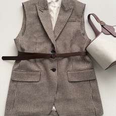 Brunello Cucinelli 🆕26秋冬系列的千鸟格无袖西装马甲,配了一条棕色皮细腰带,复古学院感很强。 经 Brunello Cucinelli 🆕26秋冬系列的千鸟格无袖西装马甲,配了一条棕色皮细腰带,复古学院感很强。 经
