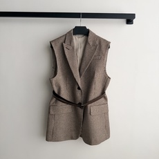 Brunello Cucinelli 🆕26秋冬系列的千鸟格无袖西装马甲,配了一条棕色皮细腰带,复古学院感很强。 经 Brunello Cucinelli 🆕26秋冬系列的千鸟格无袖西装马甲,配了一条棕色皮细腰带,复古学院感很强。 经