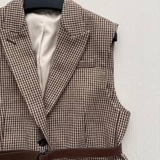 Brunello Cucinelli 🆕26秋冬系列的千鸟格无袖西装马甲,配了一条棕色皮细腰带,复古学院感很强。 经 Brunello Cucinelli 🆕26秋冬系列的千鸟格无袖西装马甲,配了一条棕色皮细腰带,复古学院感很强。 经