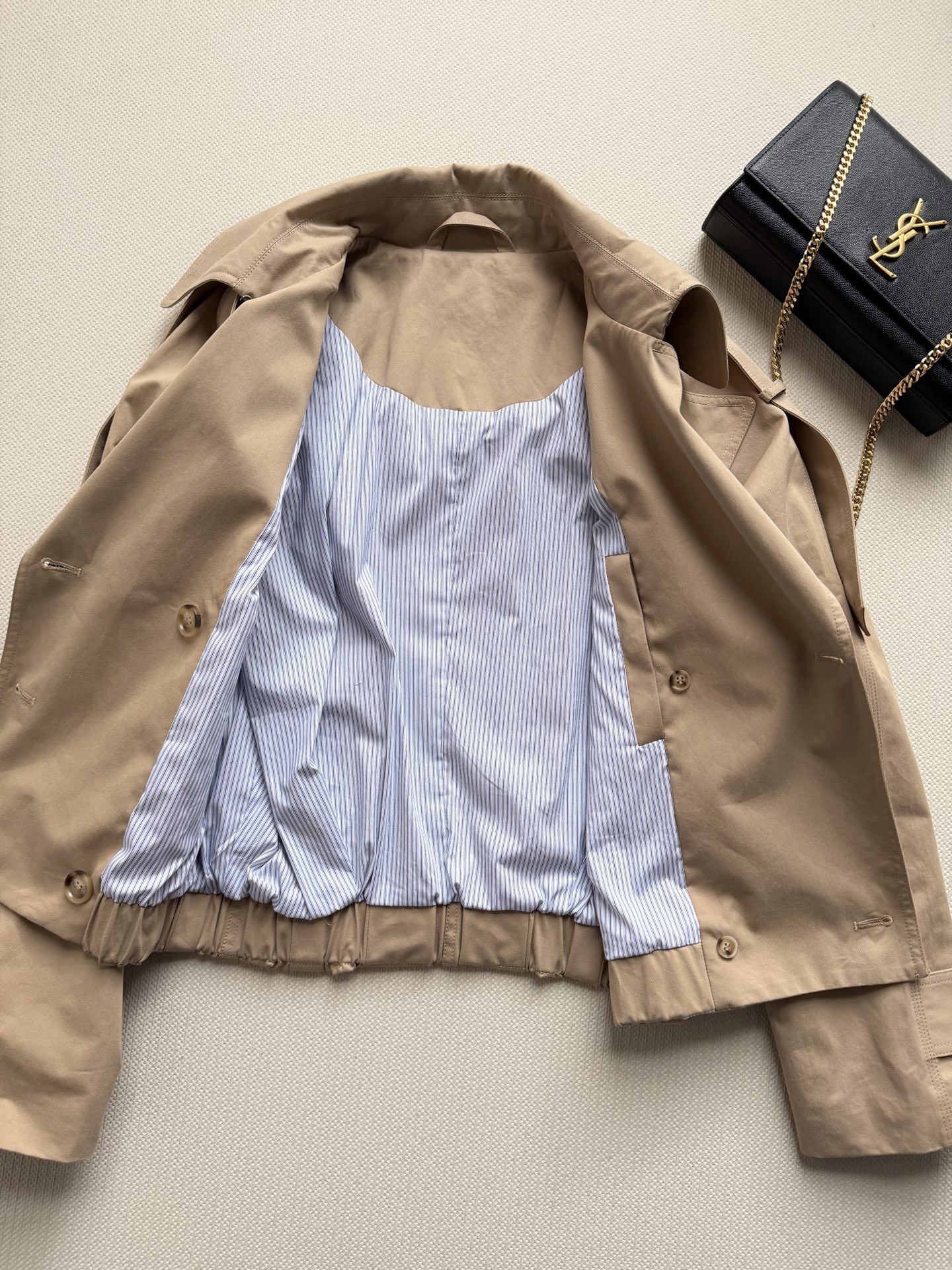 𝗔𝗰𝗻𝗲 𝗦𝘁𝘂𝗱𝗶𝗼🆕26new🪄翻领收腰短款风衣🧥双排扣开合扣版型，下摆微弹松紧设计对身材包容度非常友好～短款阔版显