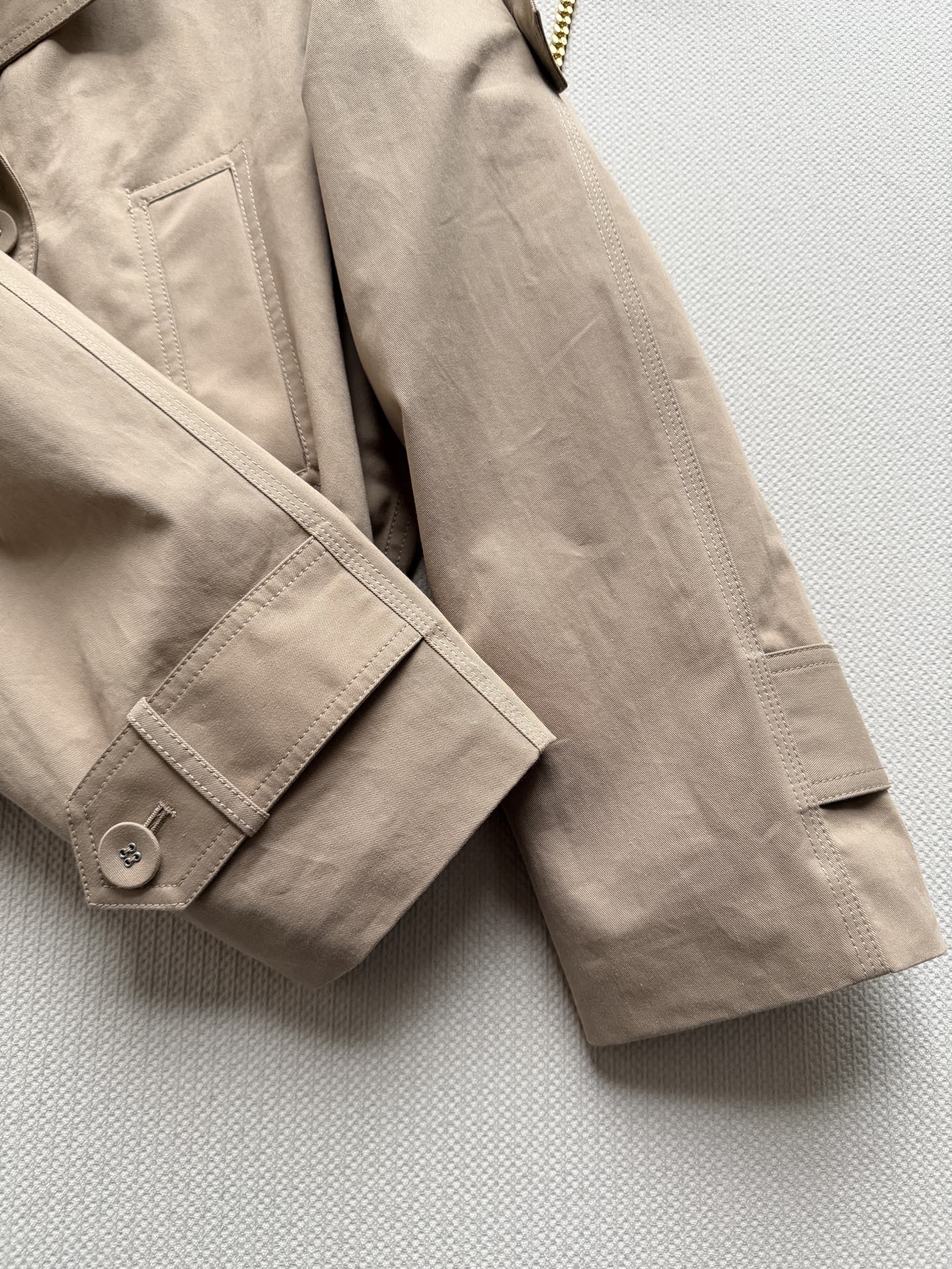 𝗔𝗰𝗻𝗲 𝗦𝘁𝘂𝗱𝗶𝗼🆕26new🪄翻领收腰短款风衣🧥双排扣开合扣版型，下摆微弹松紧设计对身材包容度非常友好～短款阔版显