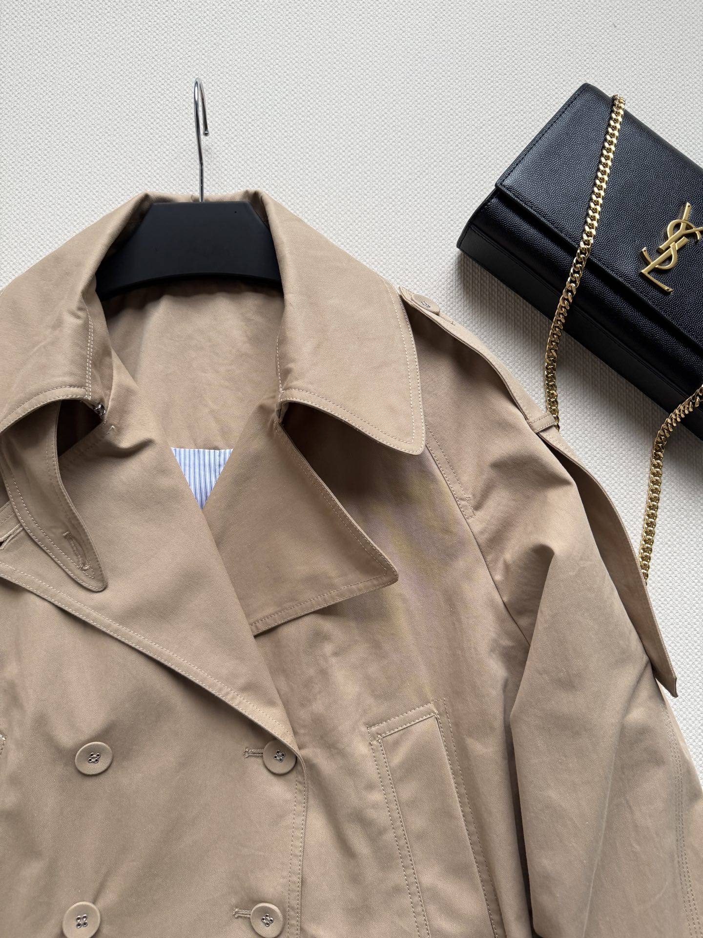 𝗔𝗰𝗻𝗲 𝗦𝘁𝘂𝗱𝗶𝗼🆕26new🪄翻领收腰短款风衣🧥双排扣开合扣版型，下摆微弹松紧设计对身材包容度非常友好～短款阔版显