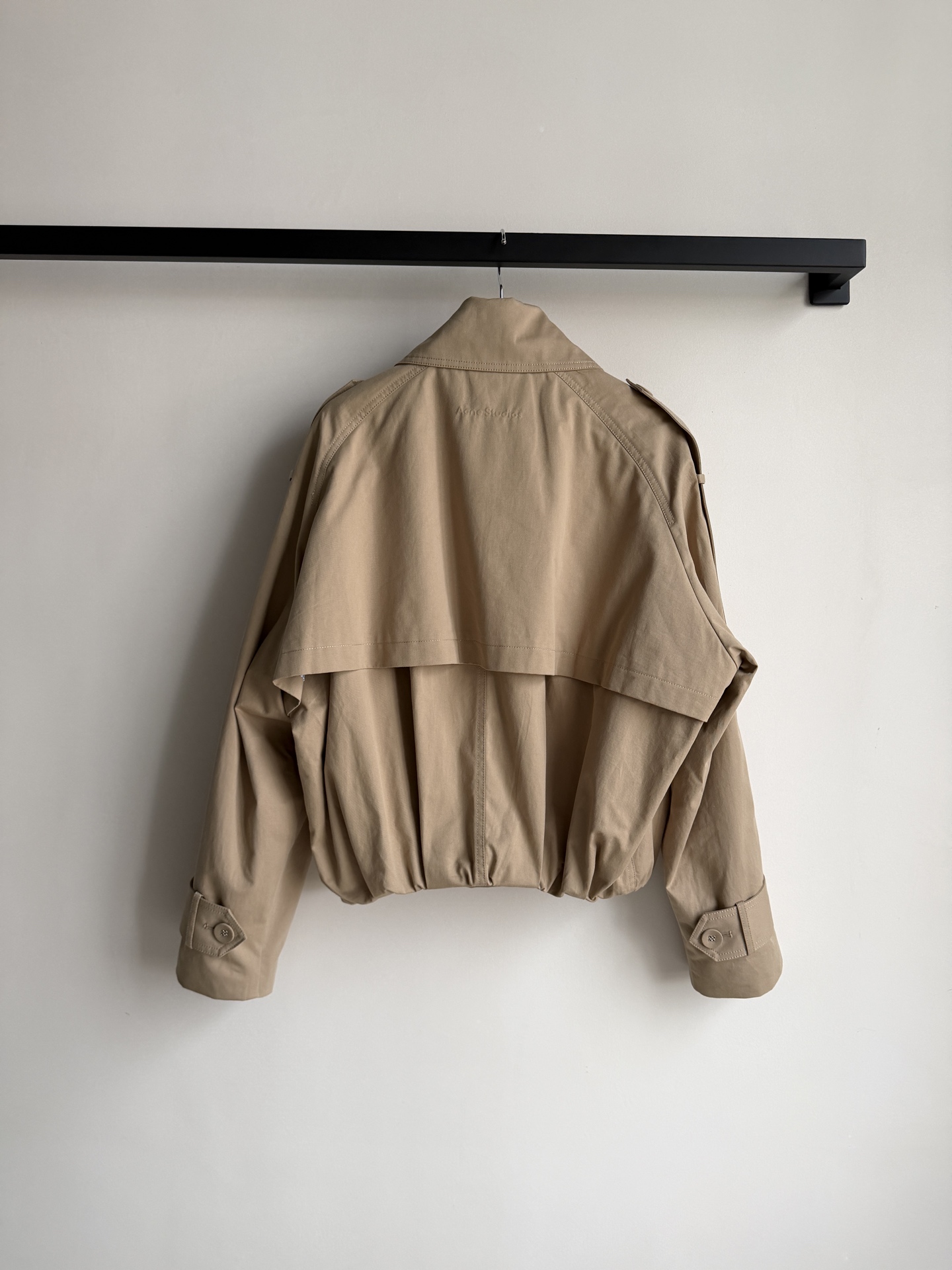 𝗔𝗰𝗻𝗲 𝗦𝘁𝘂𝗱𝗶𝗼🆕26new🪄翻领收腰短款风衣🧥双排扣开合扣版型，下摆微弹松紧设计对身材包容度非常友好～短款阔版显