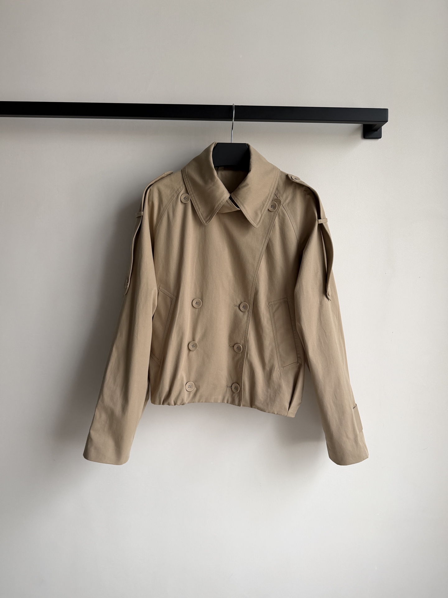 𝗔𝗰𝗻𝗲 𝗦𝘁𝘂𝗱𝗶𝗼🆕26new🪄翻领收腰短款风衣🧥双排扣开合扣版型，下摆微弹松紧设计对身材包容度非常友好～短款阔版显
