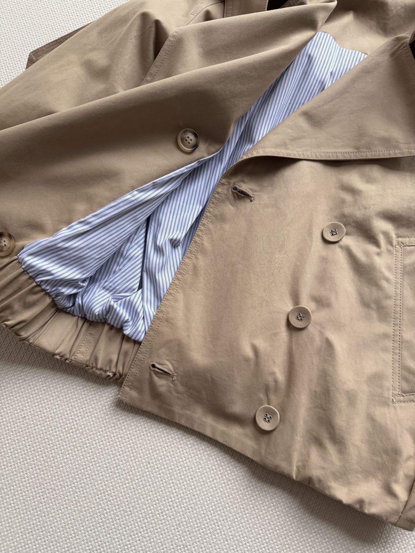 𝗔𝗰𝗻𝗲 𝗦𝘁𝘂𝗱𝗶𝗼🆕26new🪄翻领收腰短款风衣🧥双排扣开合扣版型，下摆微弹松紧设计对身材包容度非常友好～短款阔版显