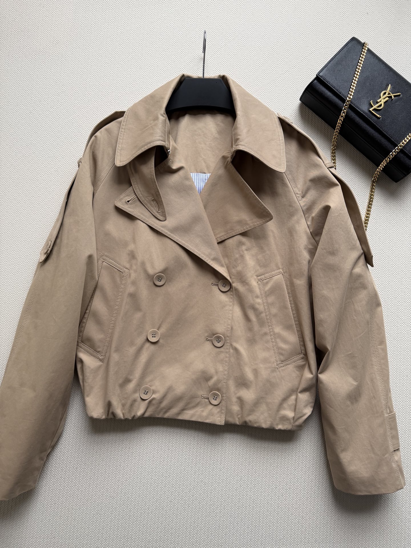 𝗔𝗰𝗻𝗲 𝗦𝘁𝘂𝗱𝗶𝗼🆕26new🪄翻领收腰短款风衣🧥双排扣开合扣版型，下摆微弹松紧设计对身材包容度非常友好～短款阔版显