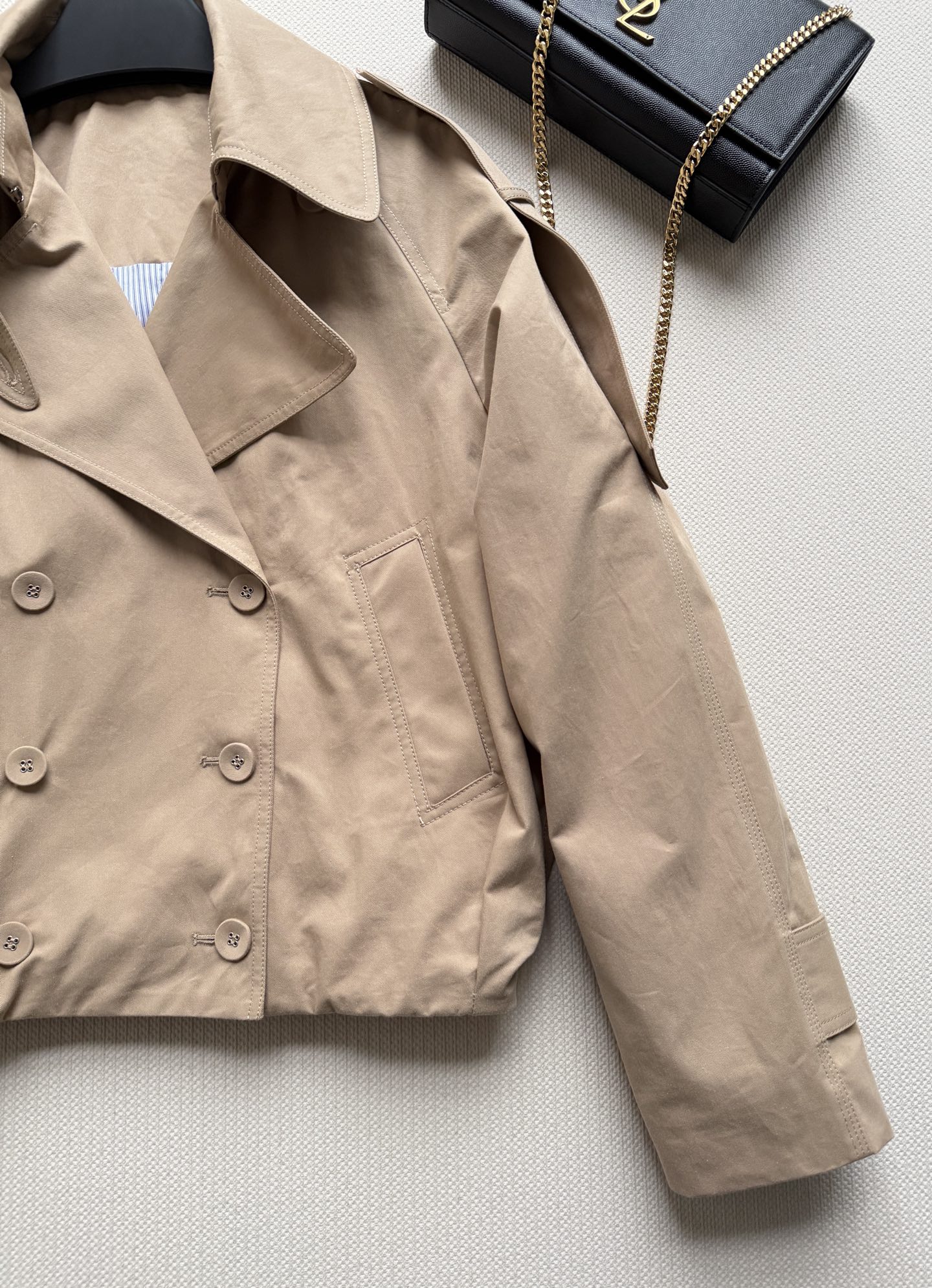 𝗔𝗰𝗻𝗲 𝗦𝘁𝘂𝗱𝗶𝗼🆕26new🪄翻领收腰短款风衣🧥双排扣开合扣版型，下摆微弹松紧设计对身材包容度非常友好～短款阔版显