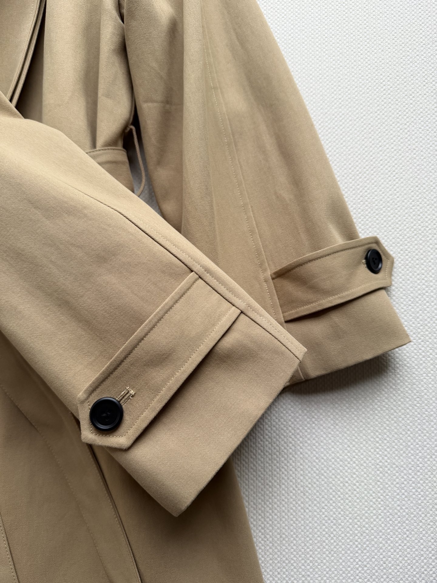 Bottega Veneta 26秋冬系列的卡其色编织皮领长款风衣​​。 经典卡其色棉质面料，质地挺括有结构感。领子内衬