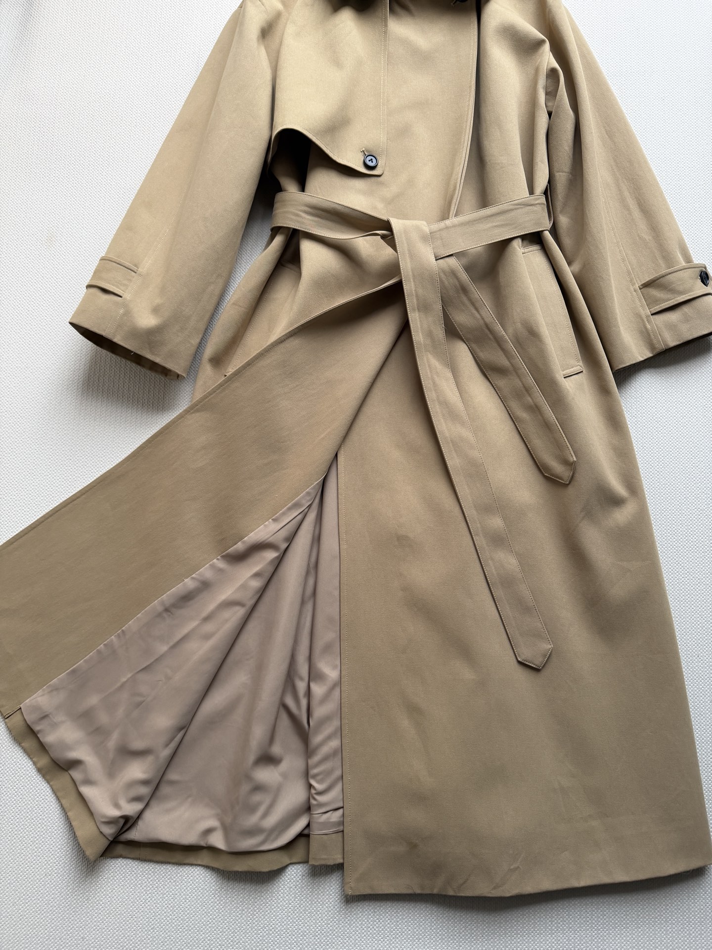 Bottega Veneta 26秋冬系列的卡其色编织皮领长款风衣​​。 经典卡其色棉质面料，质地挺括有结构感。领子内衬