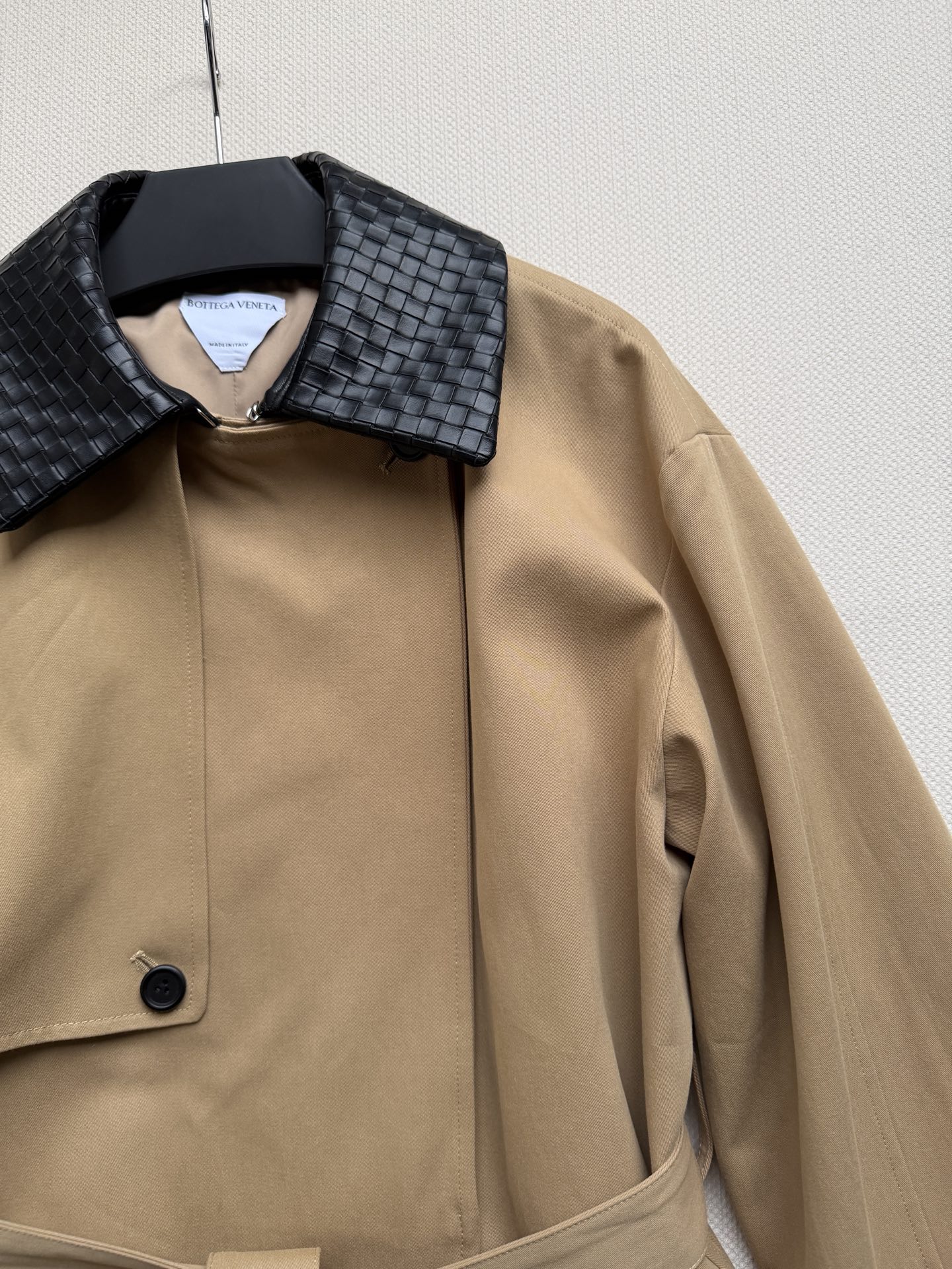 Bottega Veneta 26秋冬系列的卡其色编织皮领长款风衣​​。 经典卡其色棉质面料，质地挺括有结构感。领子内衬
