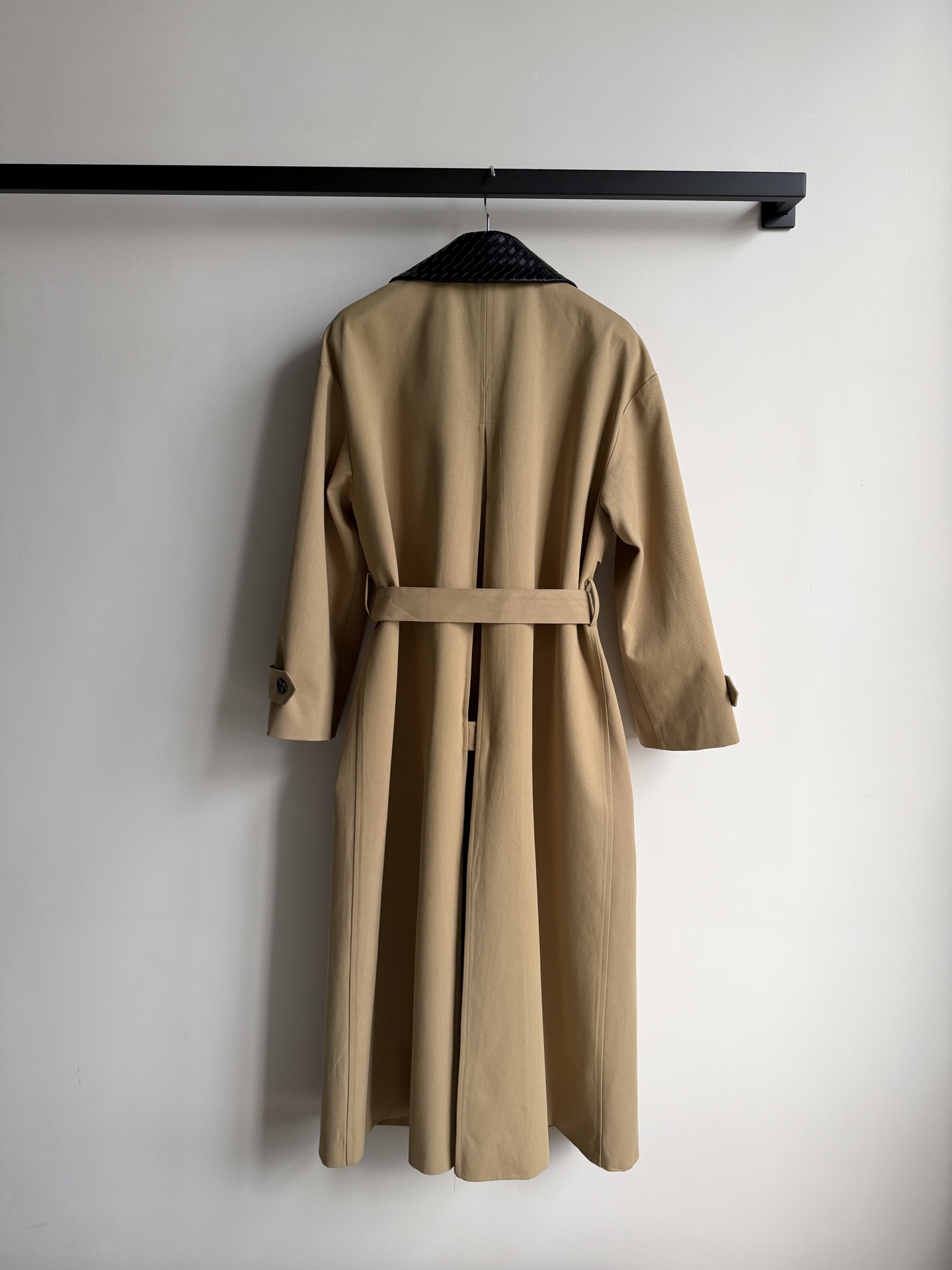 Bottega Veneta 26秋冬系列的卡其色编织皮领长款风衣​​。 经典卡其色棉质面料，质地挺括有结构感。领子内衬