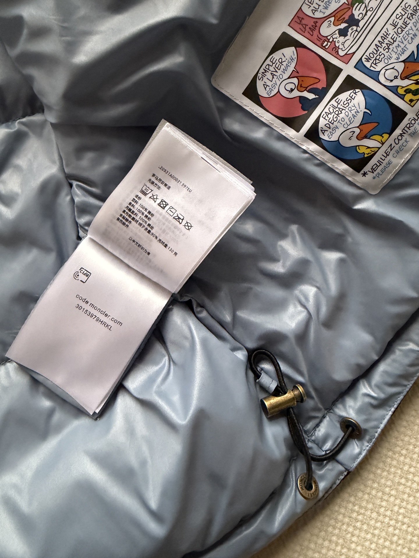 Moncle*🆕高光泽漆皮/亮面尼龙面料，反光效果很强。连帽设计，帽檐有金属按扣固定。前襟拉链开合，两侧有拉链口袋，拉链