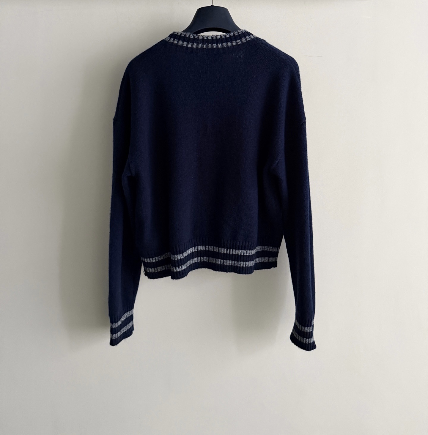 LouisVuitto*🆕26早秋新款系列藏蓝针织开衫​​，V 领撞色条纹门襟，左胸 LV logo 刺绣，袖口和下摆也