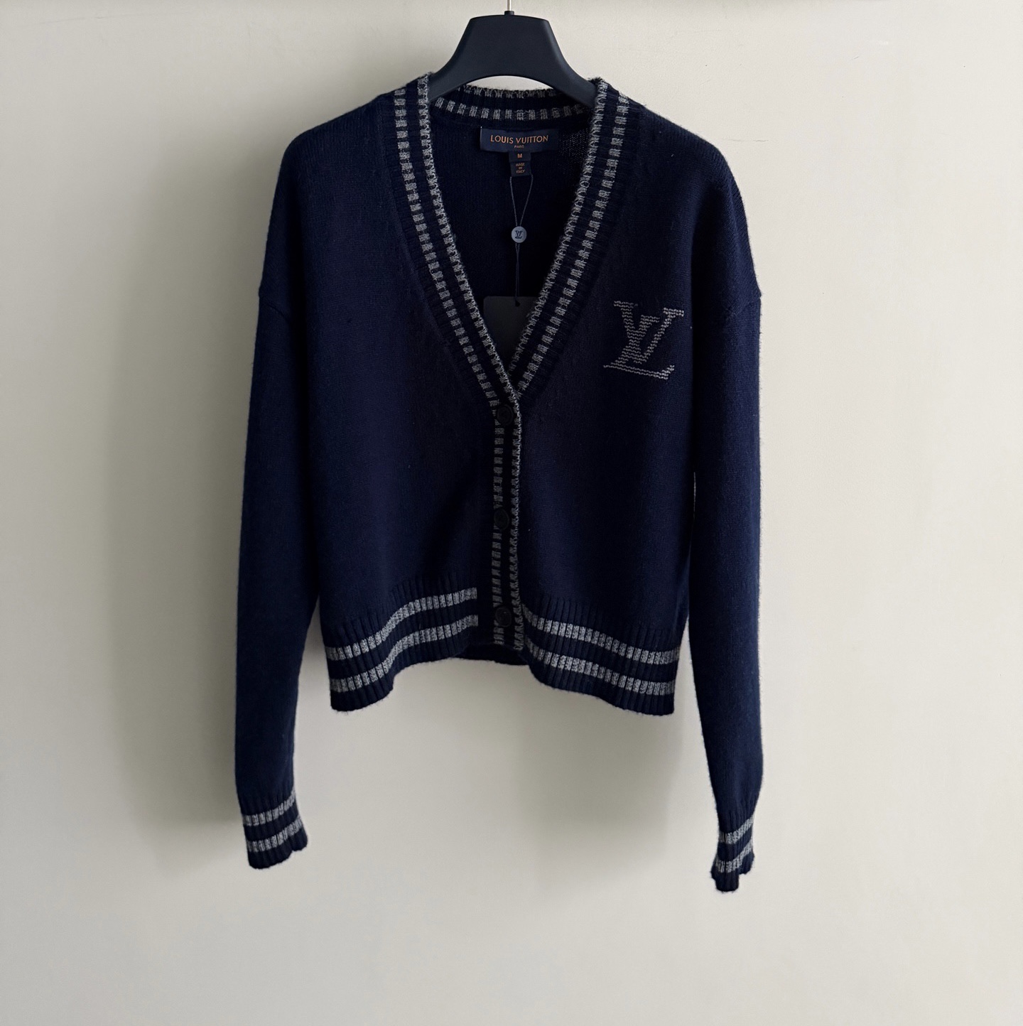 LouisVuitto*🆕26早秋新款系列藏蓝针织开衫​​，V 领撞色条纹门襟，左胸 LV logo 刺绣，袖口和下摆也