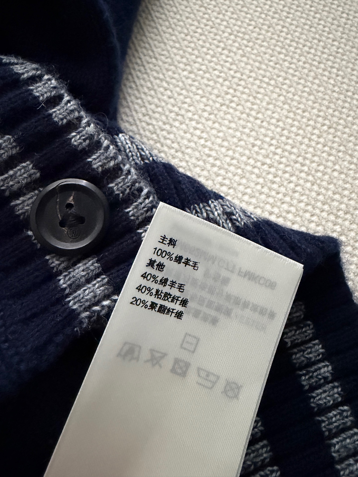 LouisVuitto*🆕26早秋新款系列藏蓝针织开衫​​，V 领撞色条纹门襟，左胸 LV logo 刺绣，袖口和下摆也
