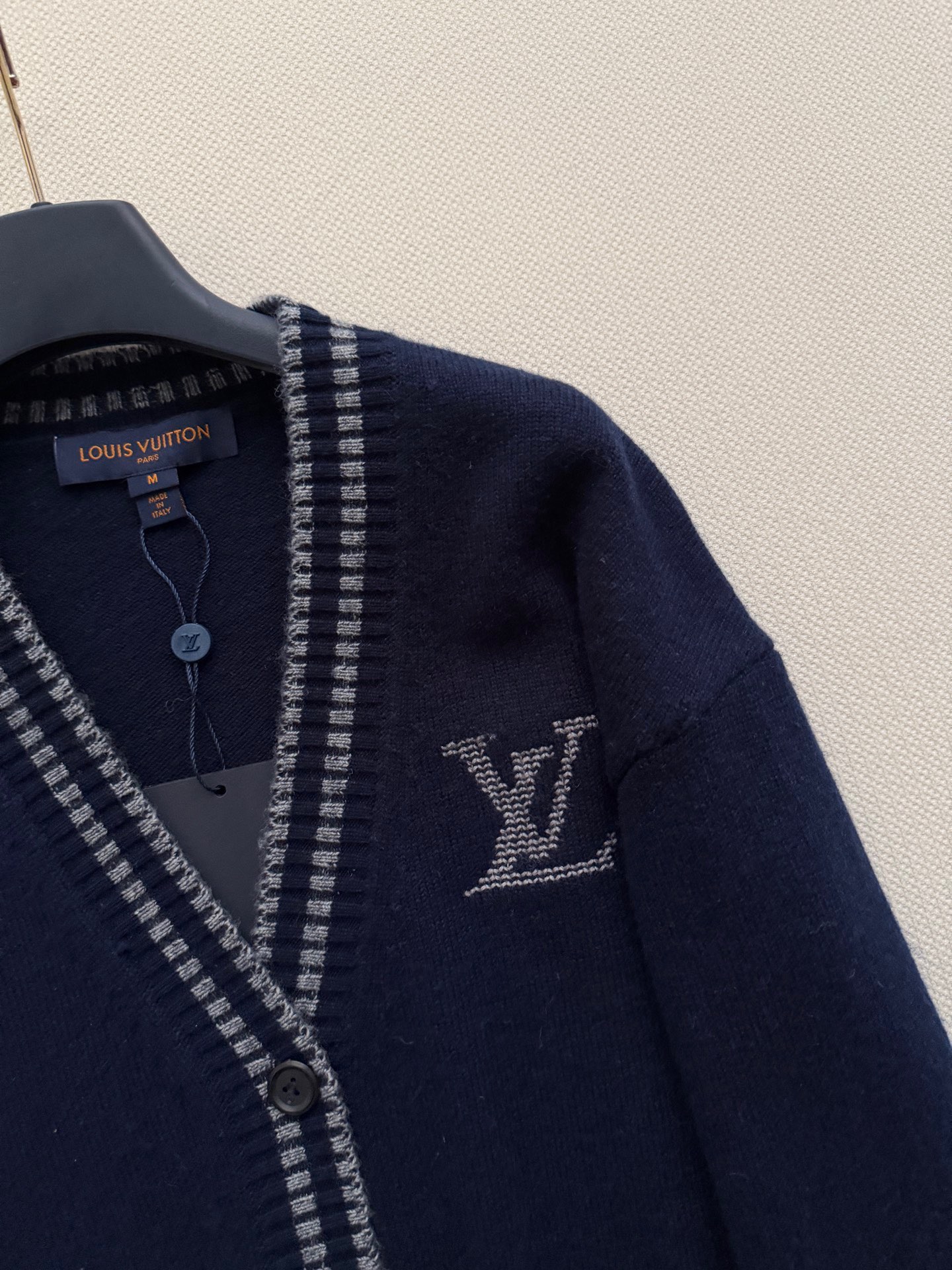 LouisVuitto*🆕26早秋新款系列藏蓝针织开衫​​，V 领撞色条纹门襟，左胸 LV logo 刺绣，袖口和下摆也