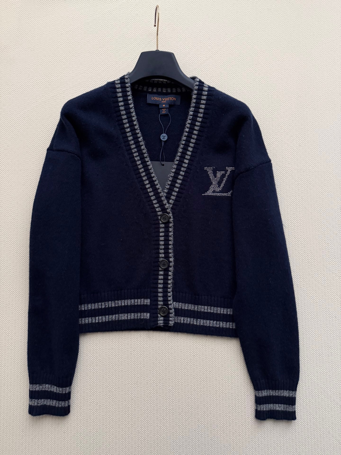 LouisVuitto*🆕26早秋新款系列藏蓝针织开衫​​，V 领撞色条纹门襟，左胸 LV logo 刺绣，袖口和下摆也