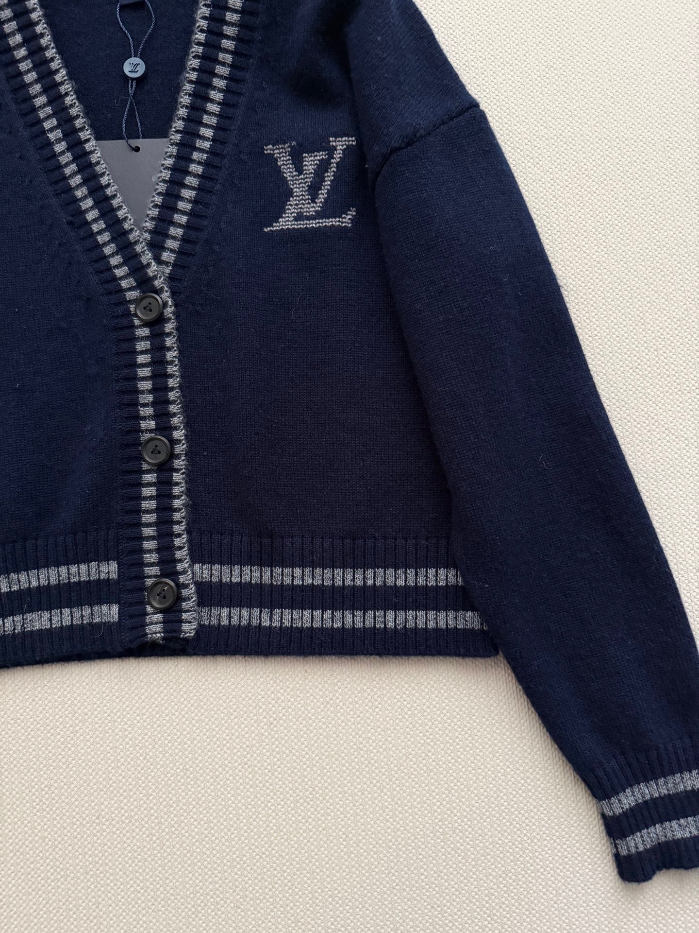 LouisVuitto*🆕26早秋新款系列藏蓝针织开衫​​，V 领撞色条纹门襟，左胸 LV logo 刺绣，袖口和下摆也
