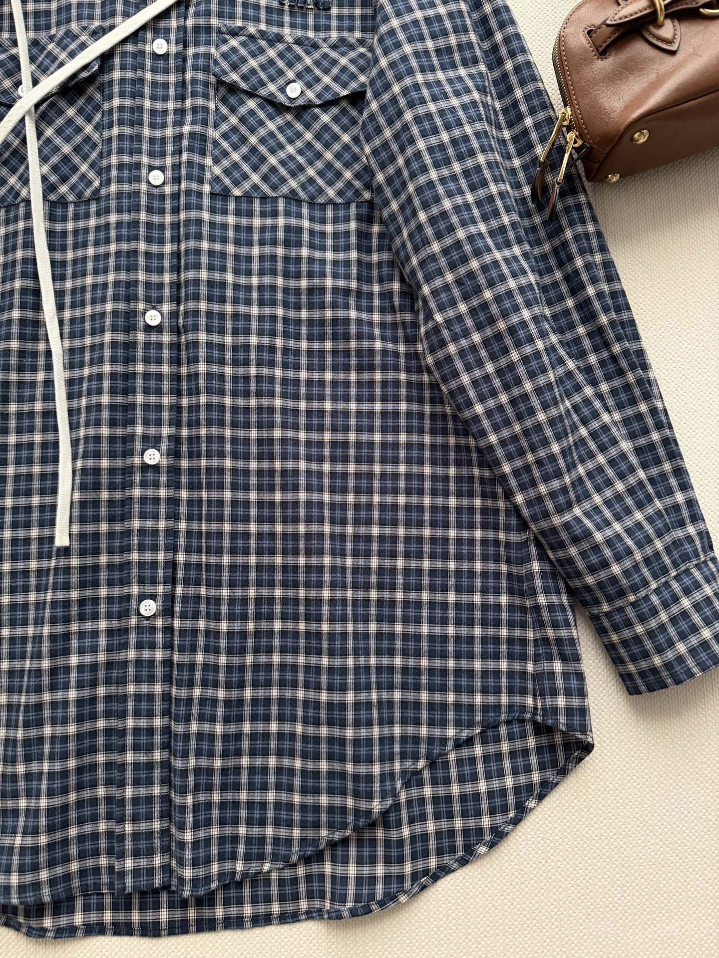 Miumi*🆕26秋冬系列的藏蓝色格纹连帽衬衫外套​​，oversized 廓形，可以直接当衬衫裙穿。 藏蓝色+米白色的