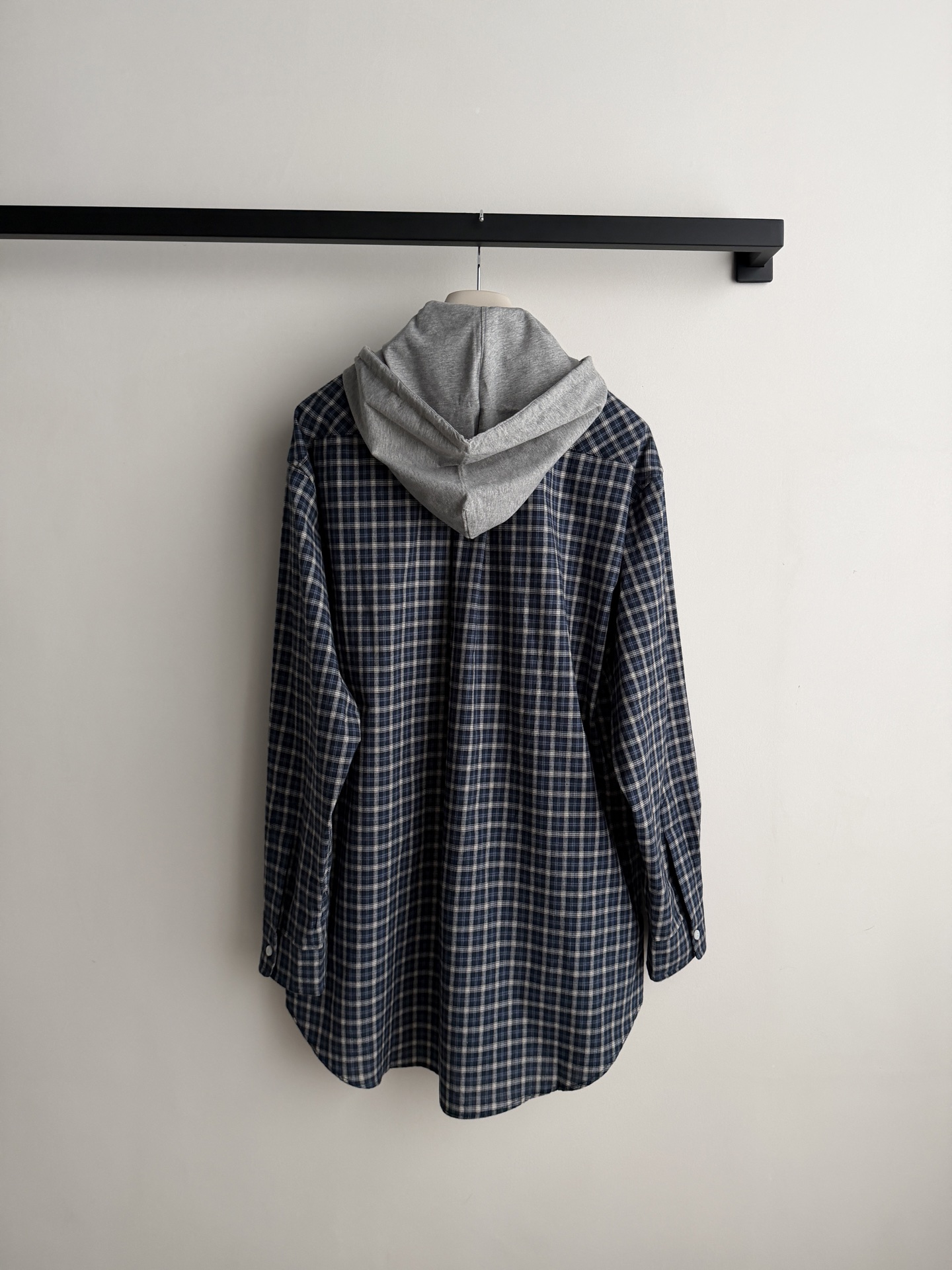 Miumi*🆕26秋冬系列的藏蓝色格纹连帽衬衫外套​​，oversized 廓形，可以直接当衬衫裙穿。 藏蓝色+米白色的