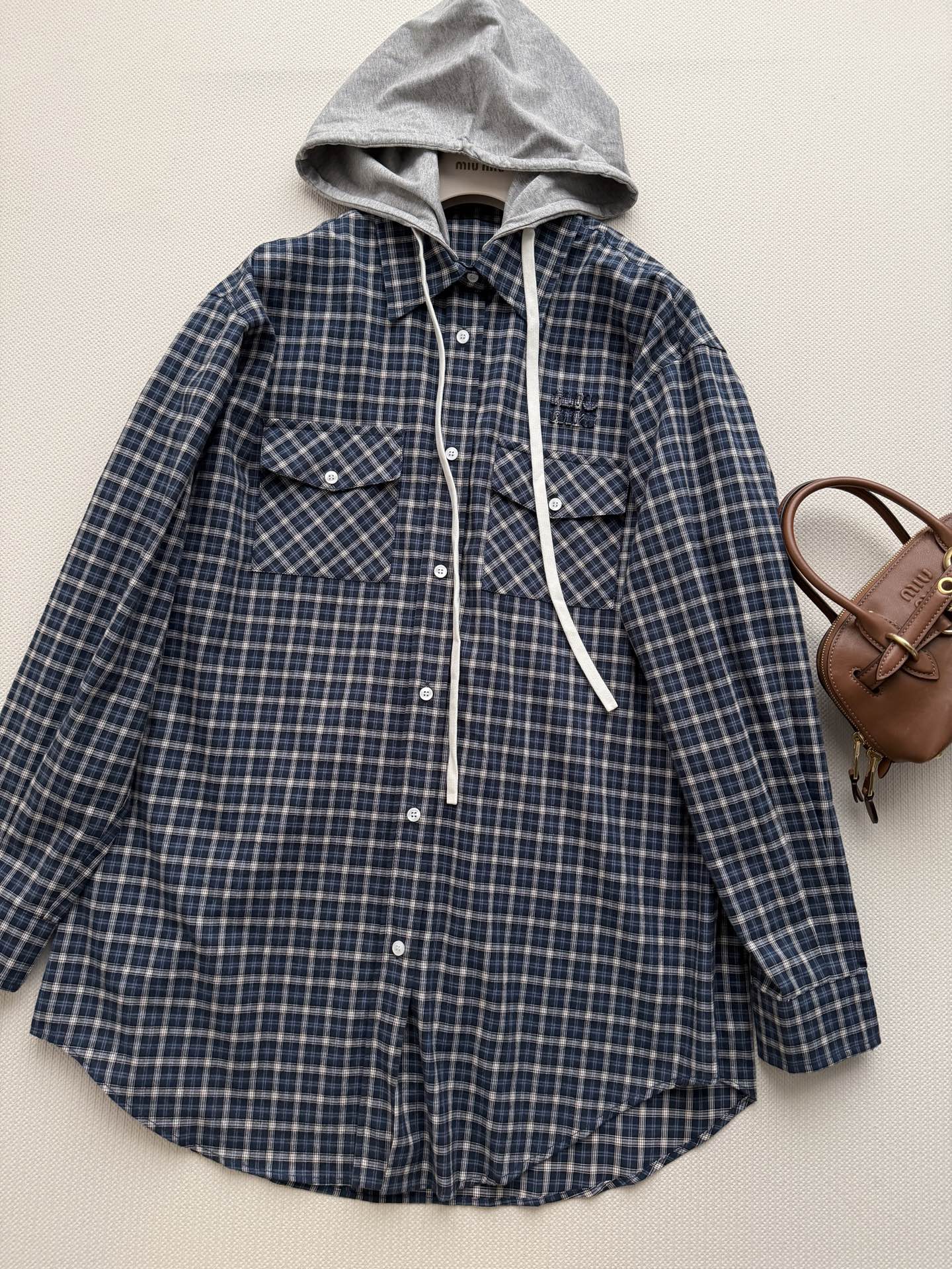Miumi*🆕26秋冬系列的藏蓝色格纹连帽衬衫外套​​，oversized 廓形，可以直接当衬衫裙穿。 藏蓝色+米白色的