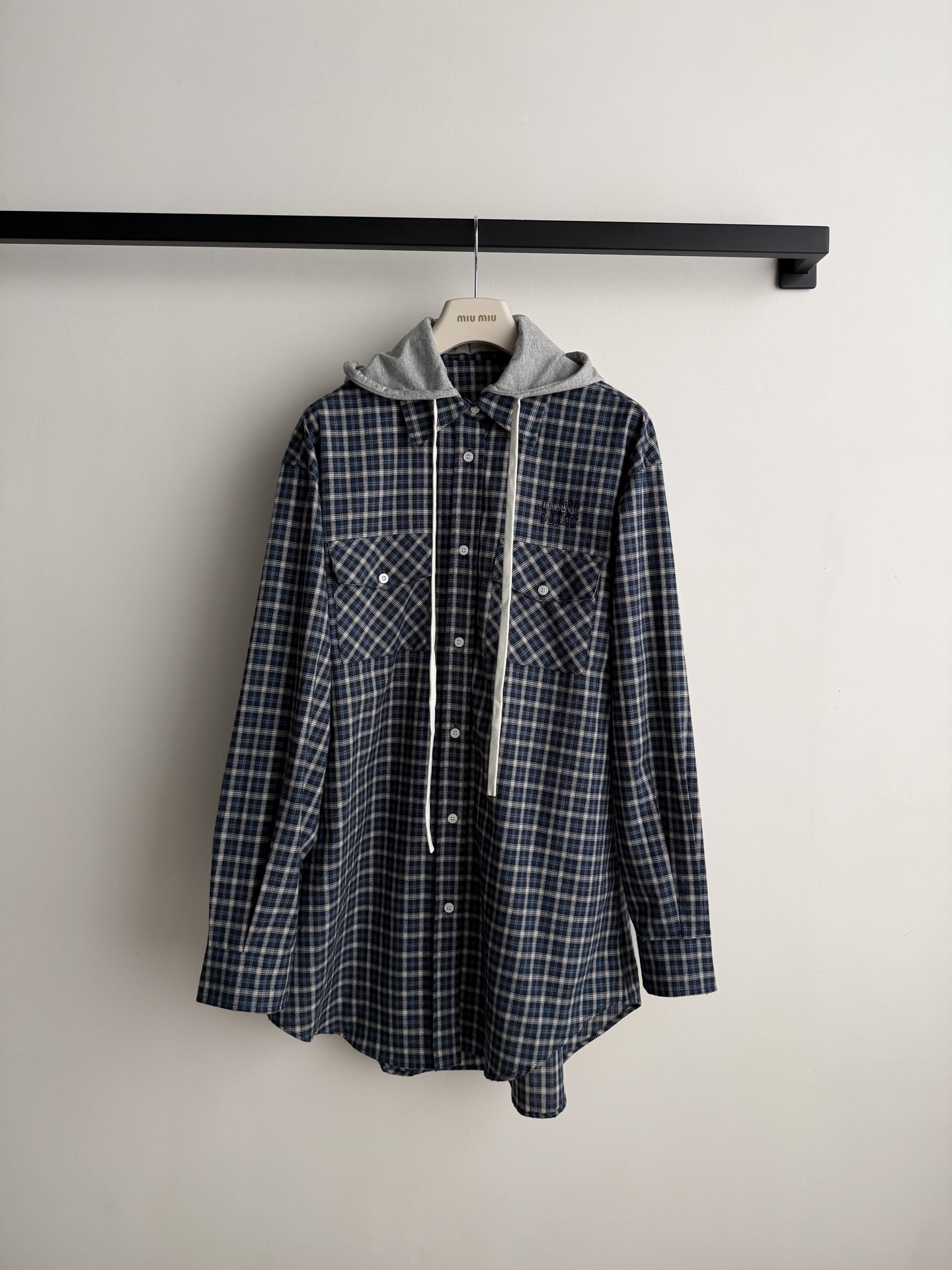 Miumi*🆕26秋冬系列的藏蓝色格纹连帽衬衫外套​​，oversized 廓形，可以直接当衬衫裙穿。 藏蓝色+米白色的