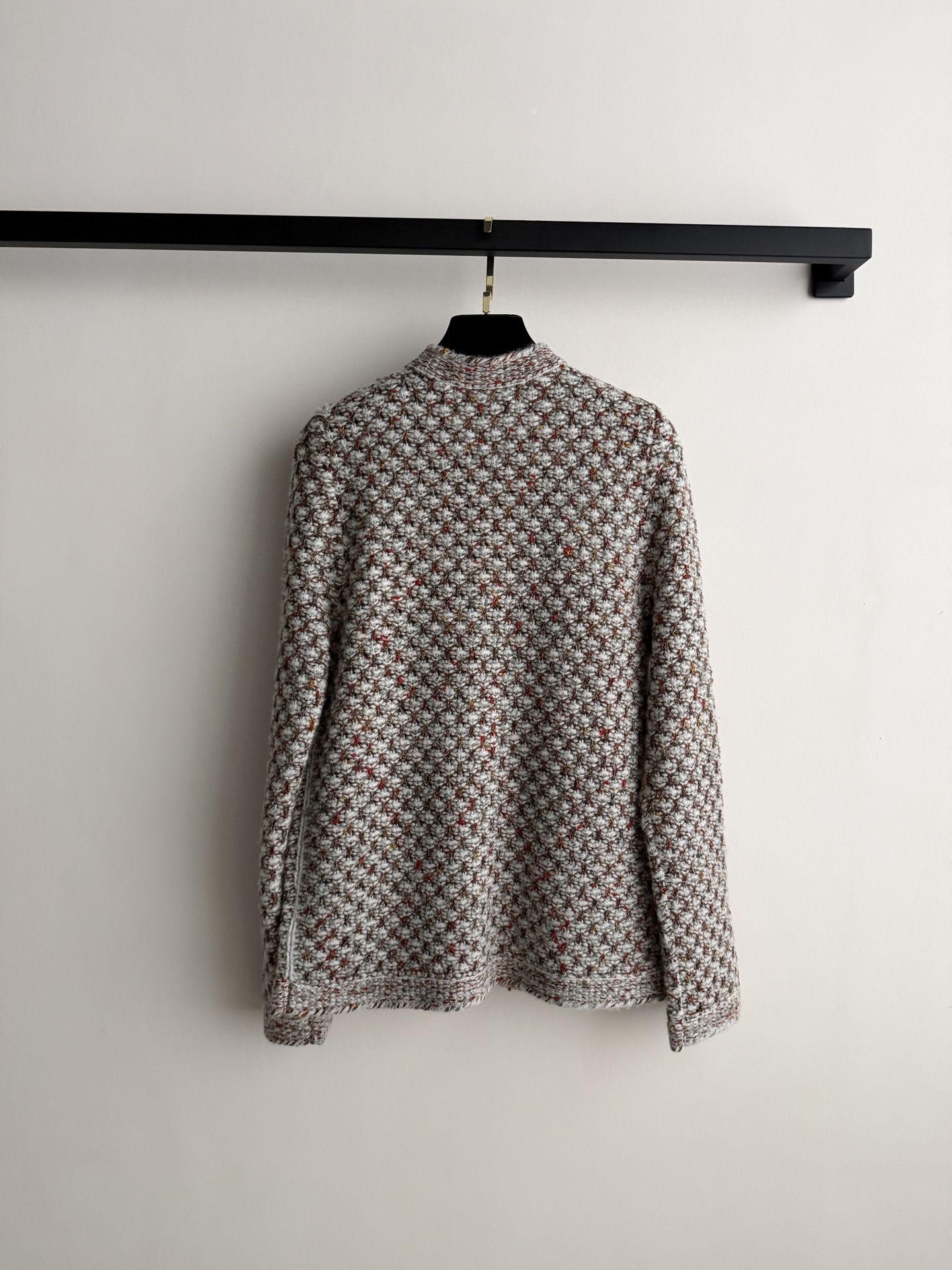 Loro Piana🆕秋冬新品，13色羊绒桑蚕丝混纺，菠萝花织法，细腻柔软又透气。彩纱设计层次丰富，显白不挑肤色，适合各