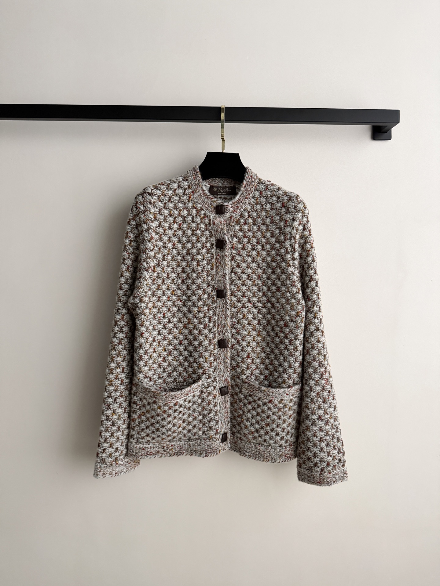 Loro Piana🆕秋冬新品，13色羊绒桑蚕丝混纺，菠萝花织法，细腻柔软又透气。彩纱设计层次丰富，显白不挑肤色，适合各
