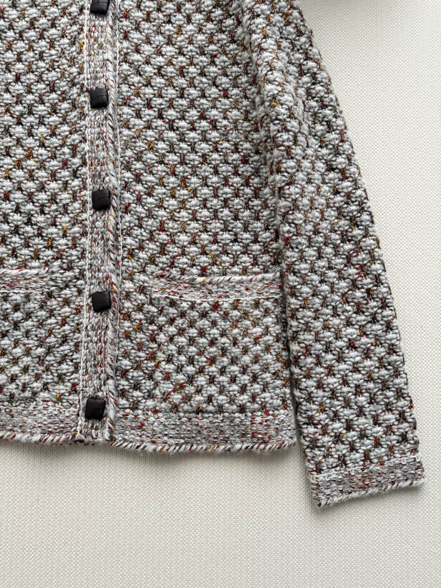 Loro Piana🆕秋冬新品，13色羊绒桑蚕丝混纺，菠萝花织法，细腻柔软又透气。彩纱设计层次丰富，显白不挑肤色，适合各