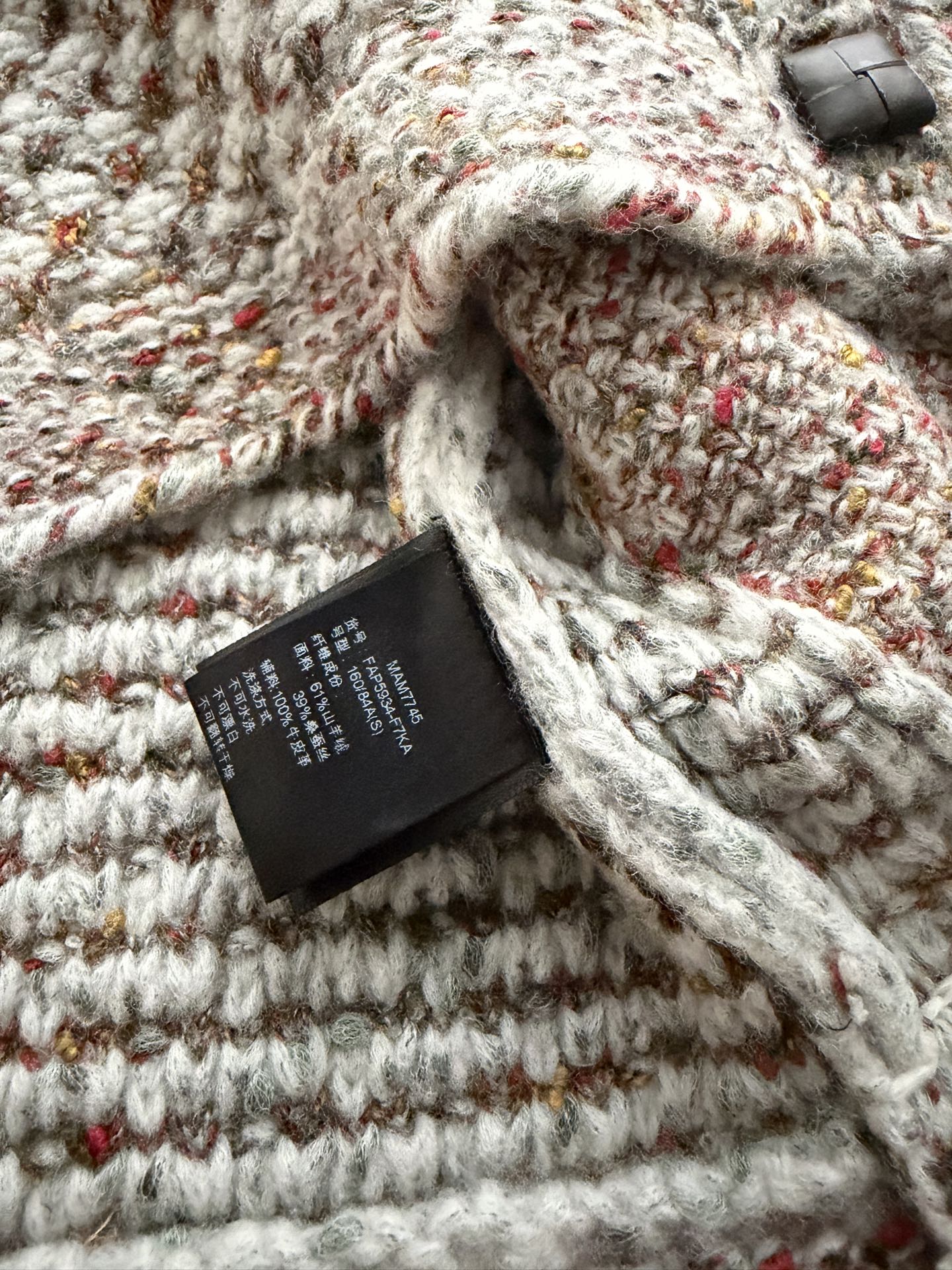 Loro Piana🆕秋冬新品，13色羊绒桑蚕丝混纺，菠萝花织法，细腻柔软又透气。彩纱设计层次丰富，显白不挑肤色，适合各