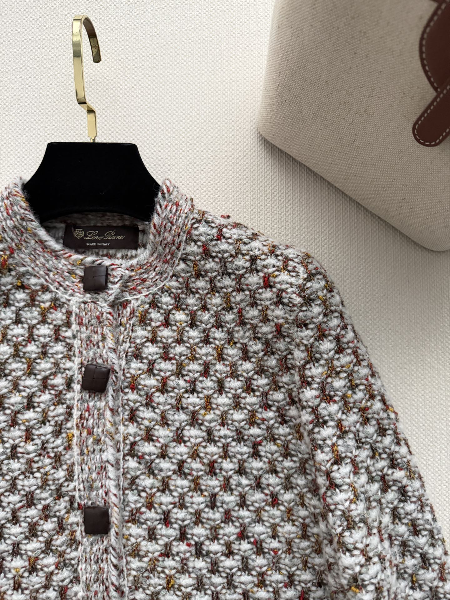 Loro Piana🆕秋冬新品，13色羊绒桑蚕丝混纺，菠萝花织法，细腻柔软又透气。彩纱设计层次丰富，显白不挑肤色，适合各