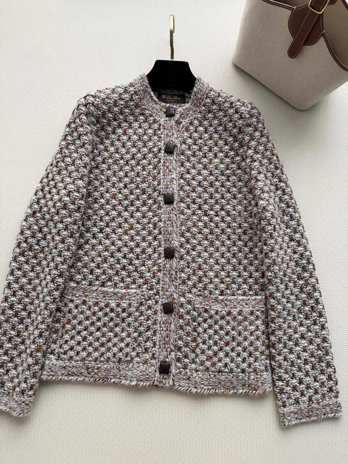 Loro Piana🆕秋冬新品，13色羊绒桑蚕丝混纺，菠萝花织法，细腻柔软又透气。彩纱设计层次丰富，显白不挑肤色，适合各