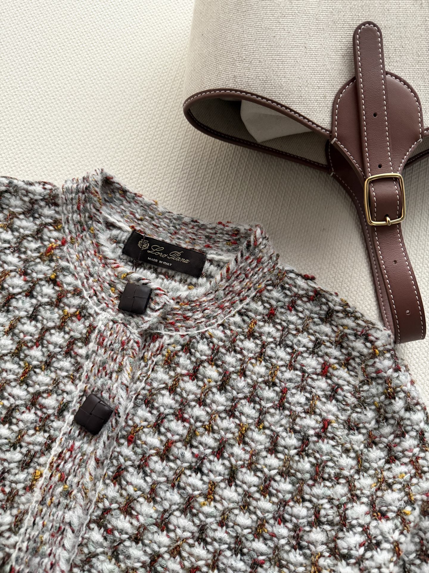 Loro Piana🆕秋冬新品，13色羊绒桑蚕丝混纺，菠萝花织法，细腻柔软又透气。彩纱设计层次丰富，显白不挑肤色，适合各