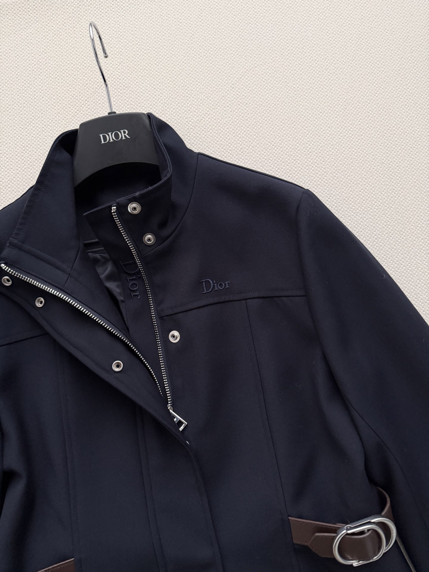 Dio*🆕采用海军蓝色棉质混纺华达呢面料精心制作，修身版型，两侧饰以搭配银色饰面金属 CD 搭扣的棕色皮革袢扣，提升格调