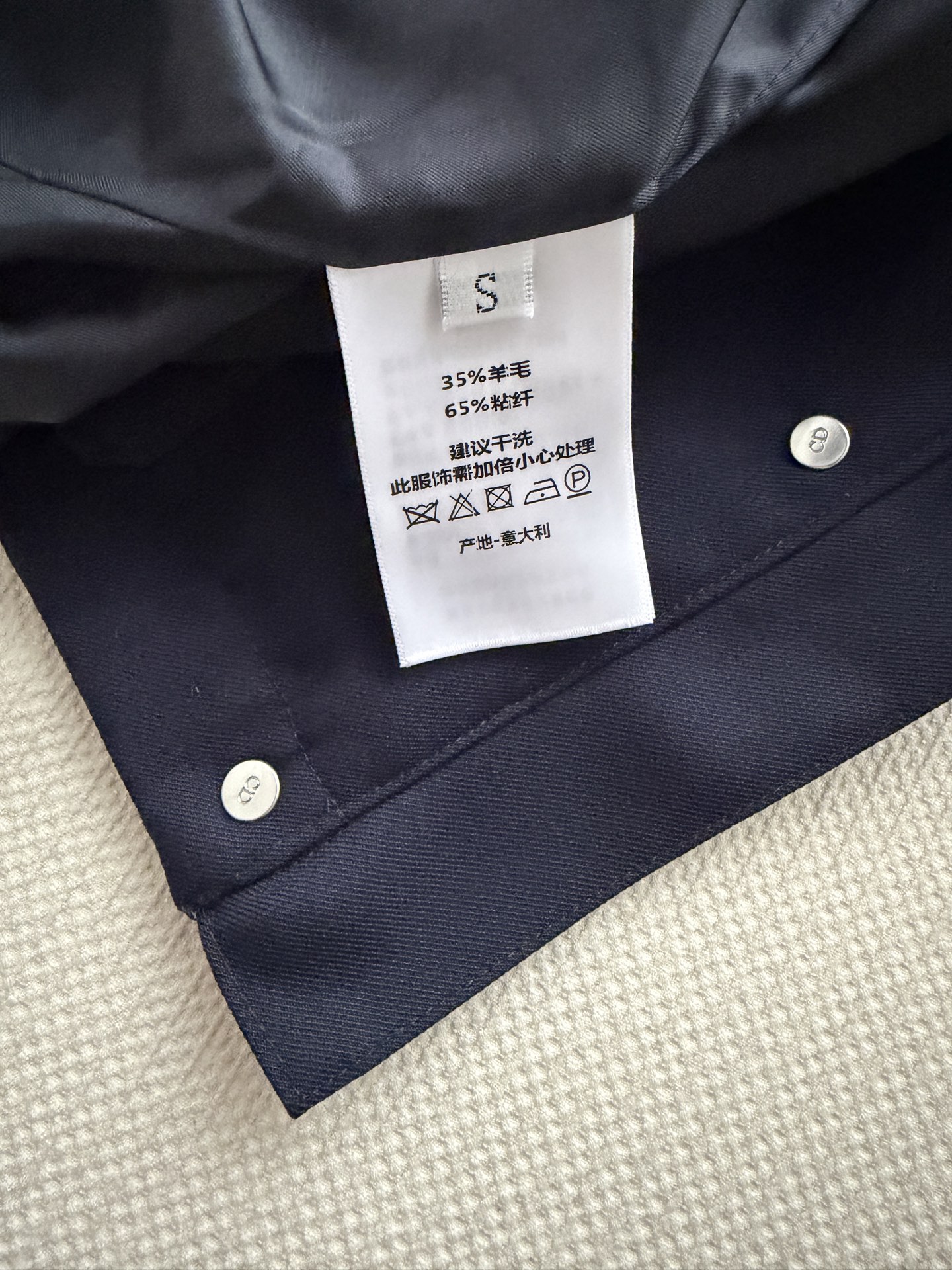 Dio*🆕采用海军蓝色棉质混纺华达呢面料精心制作，修身版型，两侧饰以搭配银色饰面金属 CD 搭扣的棕色皮革袢扣，提升格调