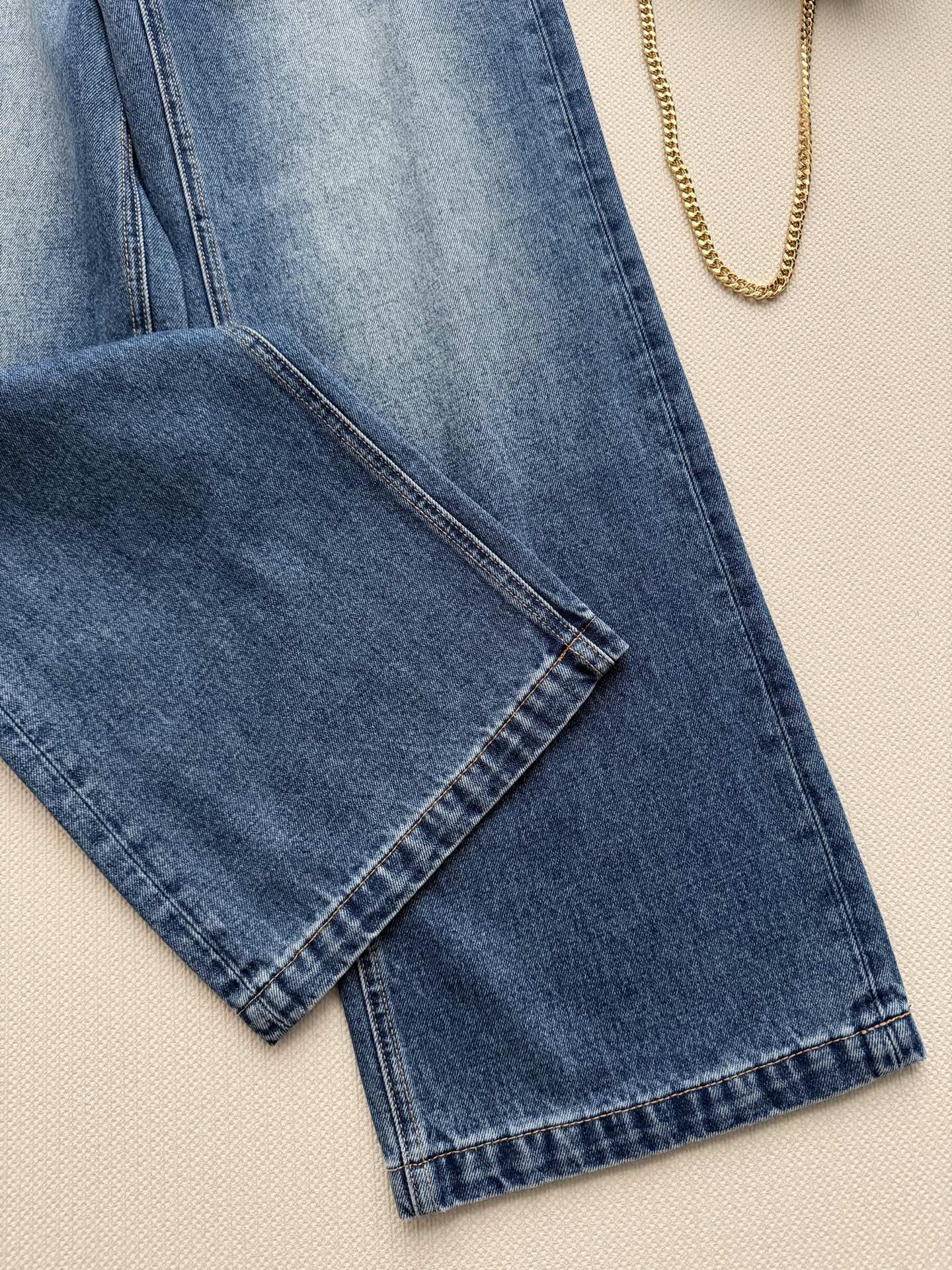Fend*🆕新款，直筒清爽利落，通勤日常都行，口袋前侧品牌金属扣，S-XL.