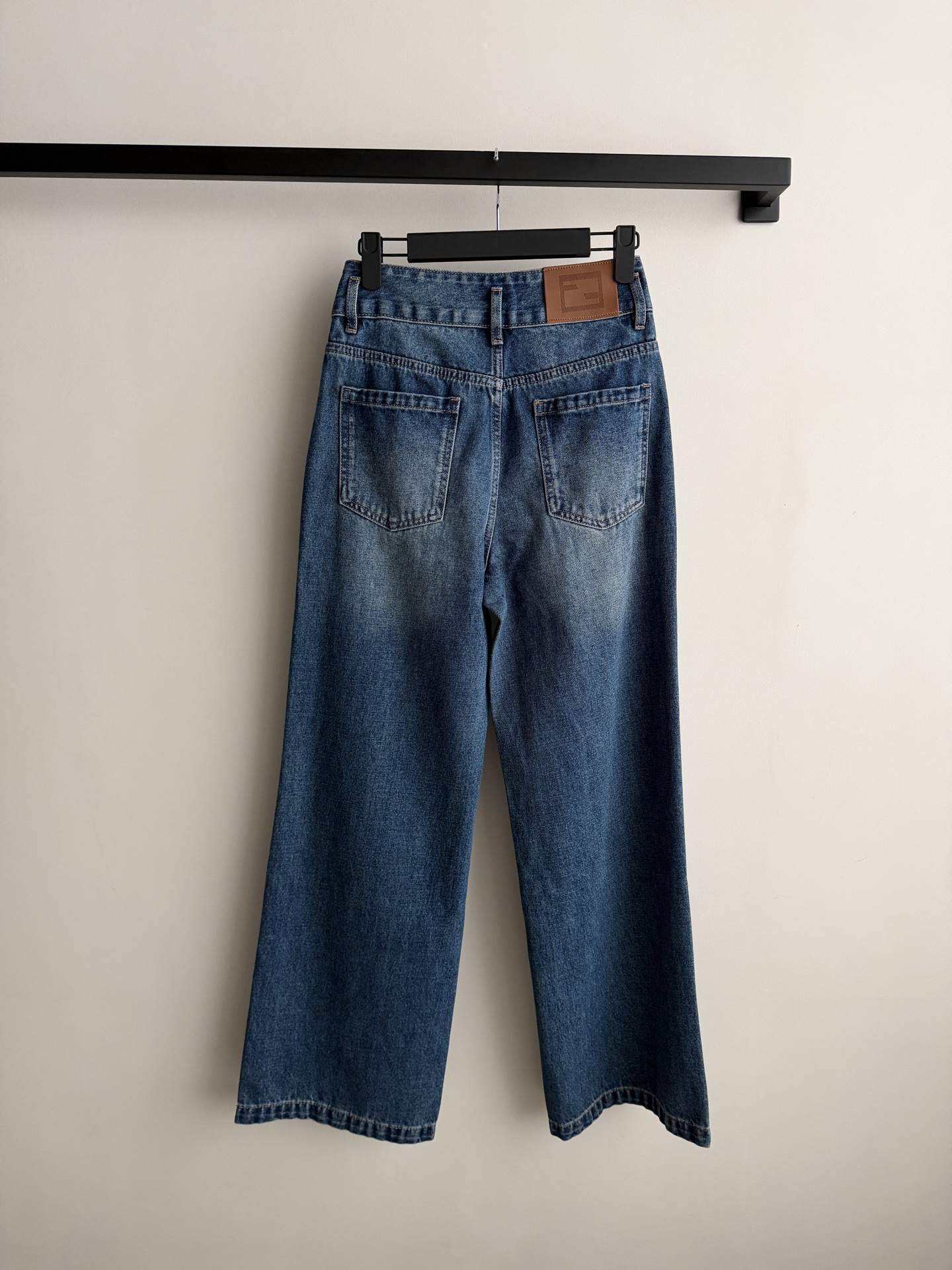 Fend*🆕新款，直筒清爽利落，通勤日常都行，口袋前侧品牌金属扣，S-XL.