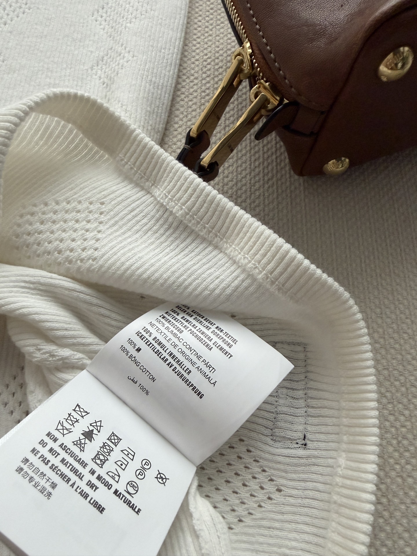 Miu Mi*🆕26new白色吊带连衣裙 干净奶白底色，经典miu系甜欲风，清纯又温柔，穿上它仿佛自带仙气 无论是约会、