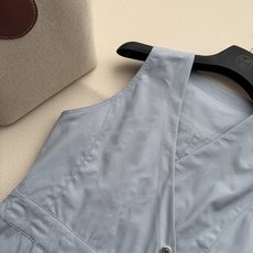 Hermè*🆕26秋冬系列的马甲西装连衣裙 经典的logo装饰扣 整体走的是低调通勤路线。"老钱风通勤天花板",搭配高领 Hermè*🆕26秋冬系列的马甲西装连衣裙 经典的logo装饰扣 整体走的是低调通勤路线。"老钱风通勤天花板",搭配高领