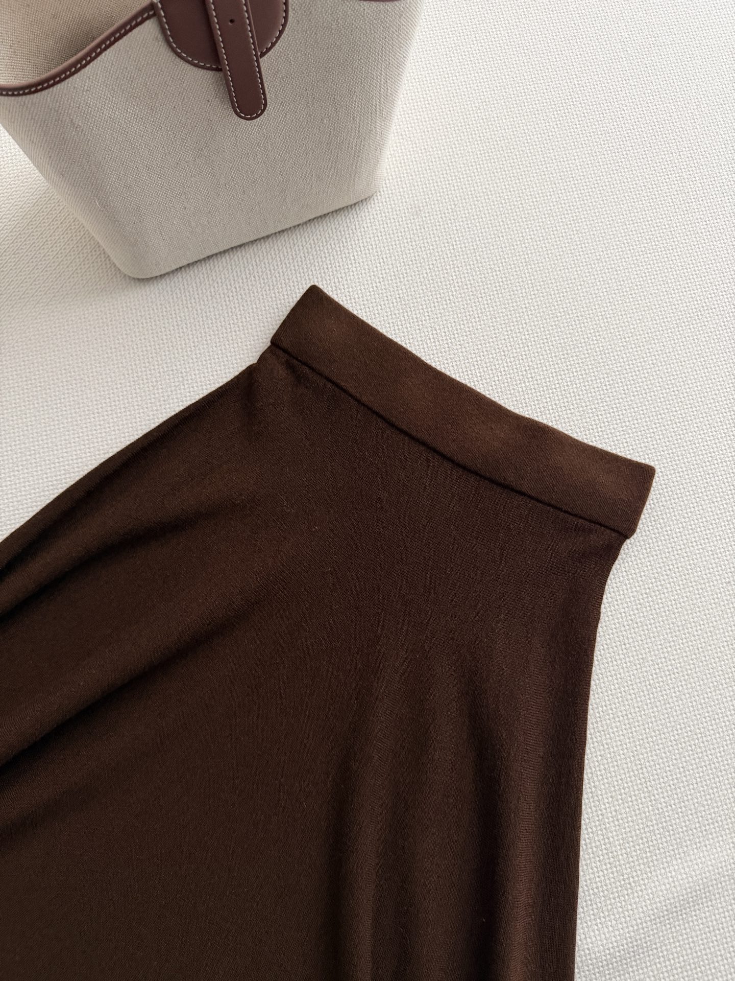 LoroPiana🆕羊绒混纺半裙，质地细腻柔软，有微微的绒感光泽。高腰设计，宽腰头贴合腰部。裙身是经典的 A 字廓形，从