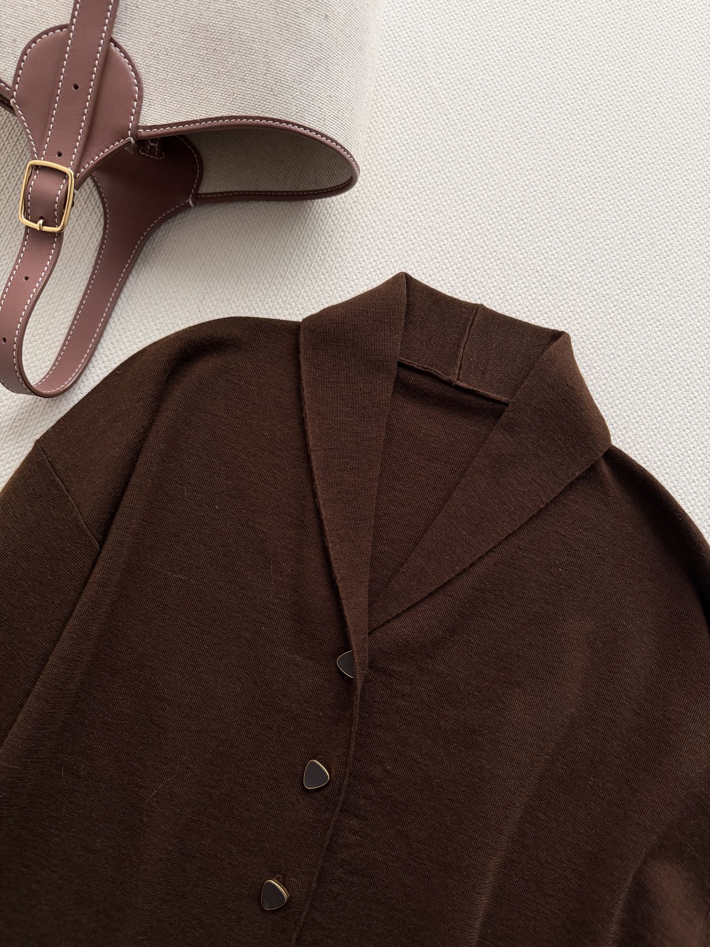 LoroPiana🆕羊绒混纺开衫，质地细腻柔软，有微微的绒感光泽。小短款设计，拉高比例腰部。垂坠感很好。整体没有多余装饰