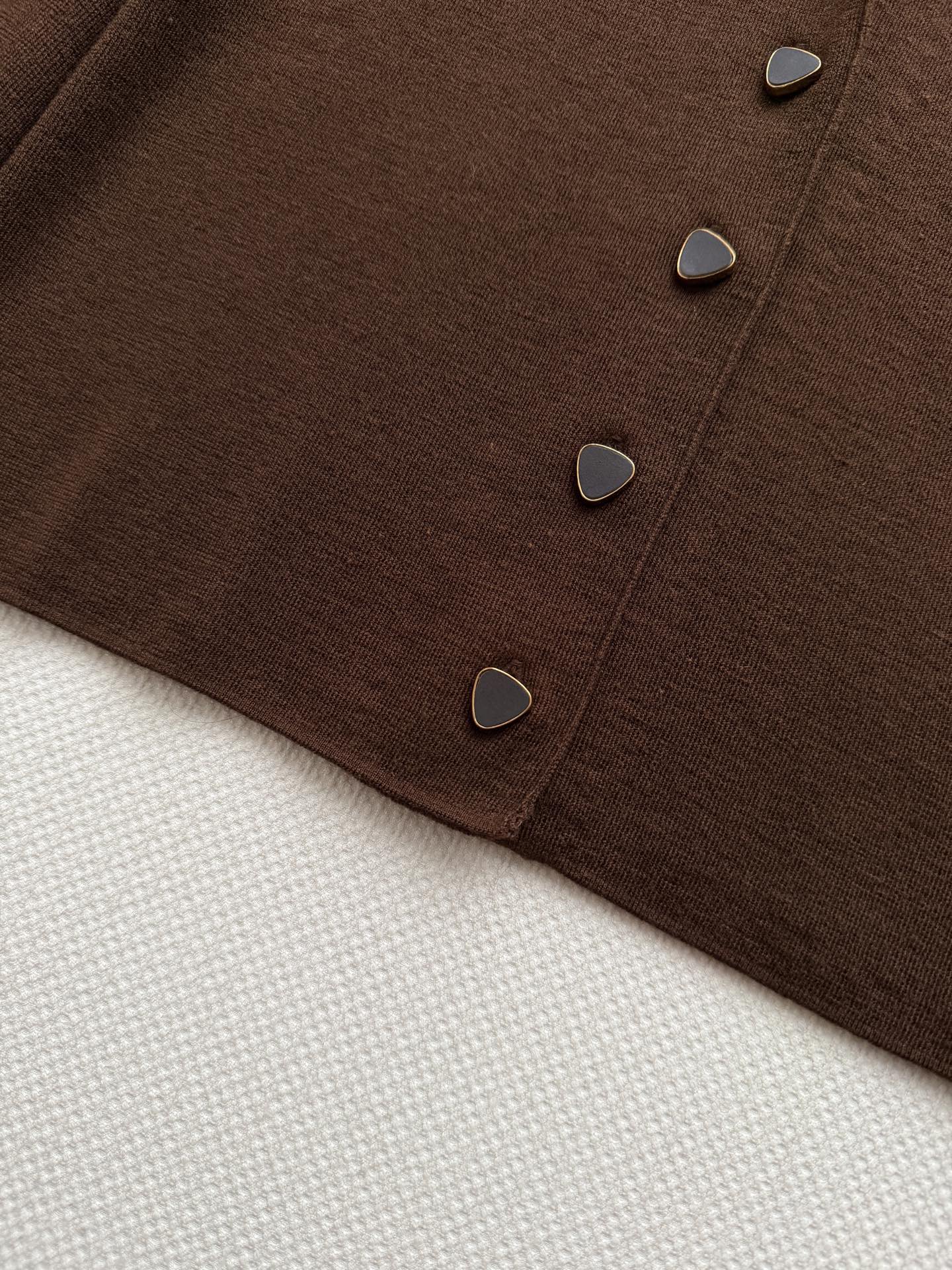 LoroPiana🆕羊绒混纺开衫，质地细腻柔软，有微微的绒感光泽。小短款设计，拉高比例腰部。垂坠感很好。整体没有多余装饰