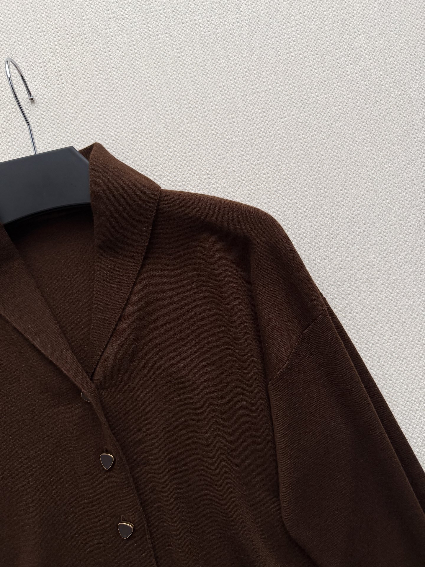 LoroPiana🆕羊绒混纺开衫，质地细腻柔软，有微微的绒感光泽。小短款设计，拉高比例腰部。垂坠感很好。整体没有多余装饰