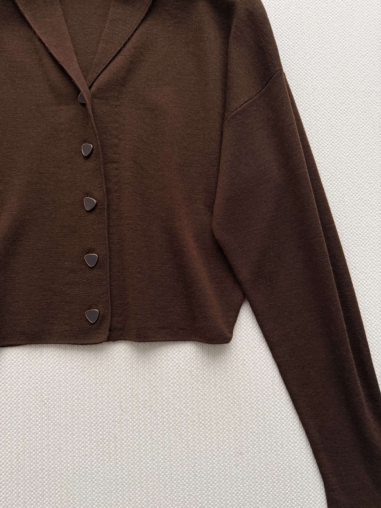 LoroPiana🆕羊绒混纺开衫，质地细腻柔软，有微微的绒感光泽。小短款设计，拉高比例腰部。垂坠感很好。整体没有多余装饰