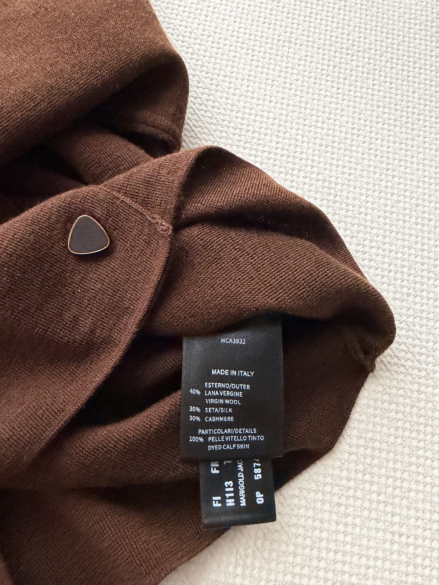 LoroPiana🆕羊绒混纺开衫，质地细腻柔软，有微微的绒感光泽。小短款设计，拉高比例腰部。垂坠感很好。整体没有多余装饰