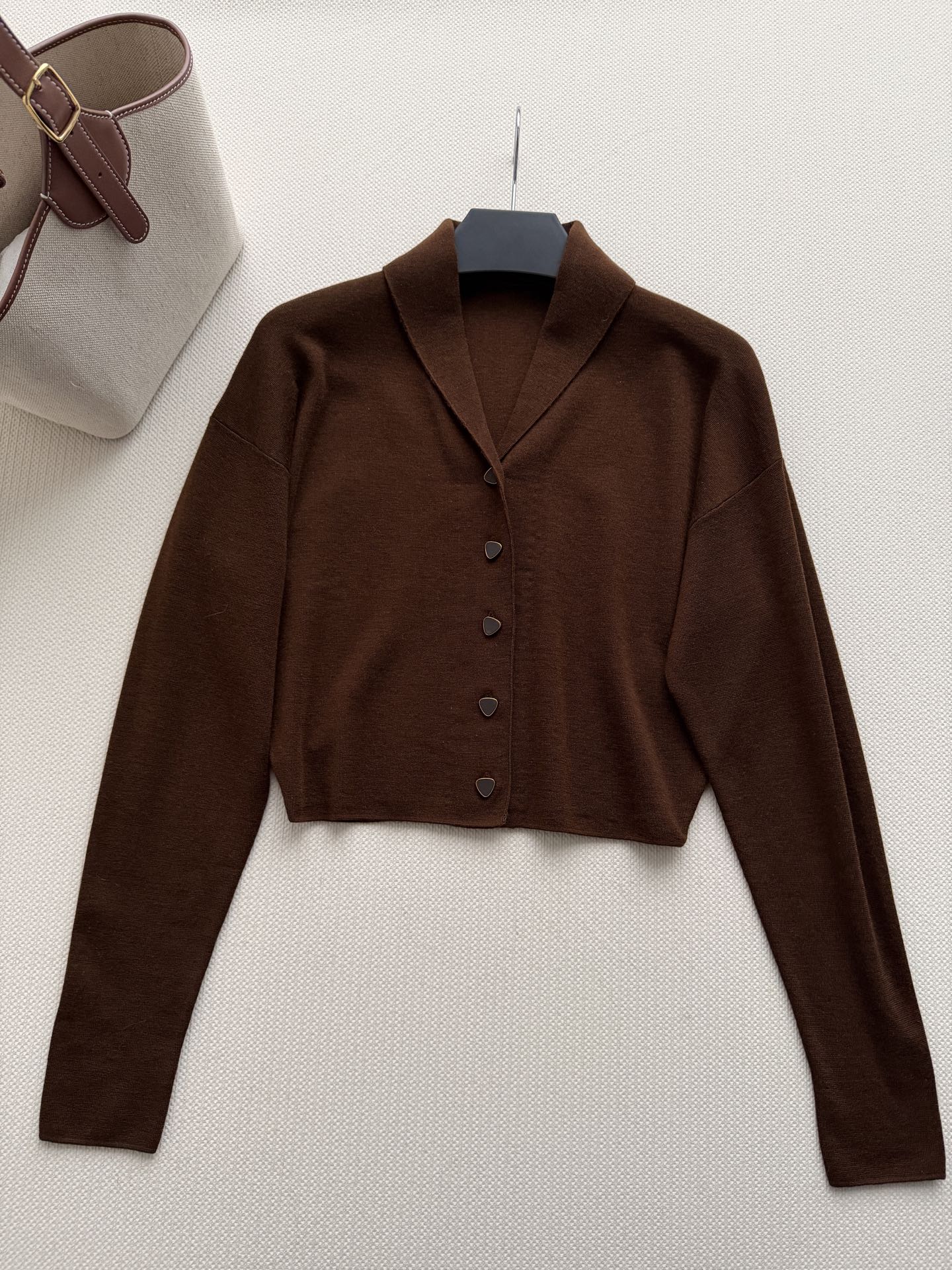 LoroPiana🆕羊绒混纺开衫，质地细腻柔软，有微微的绒感光泽。小短款设计，拉高比例腰部。垂坠感很好。整体没有多余装饰