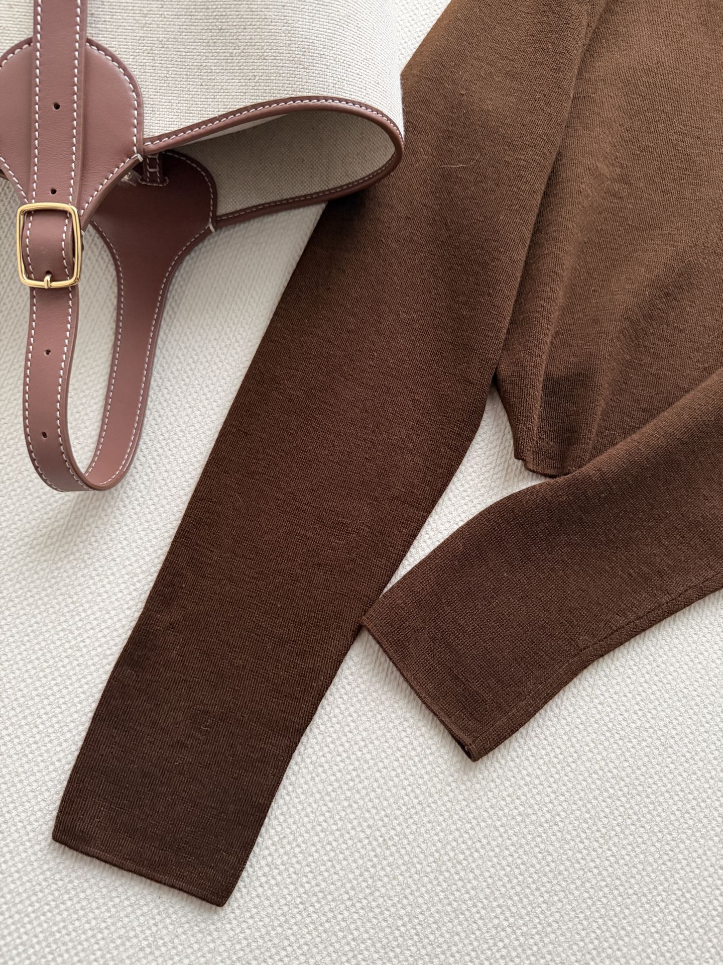 LoroPiana🆕羊绒混纺开衫，质地细腻柔软，有微微的绒感光泽。小短款设计，拉高比例腰部。垂坠感很好。整体没有多余装饰