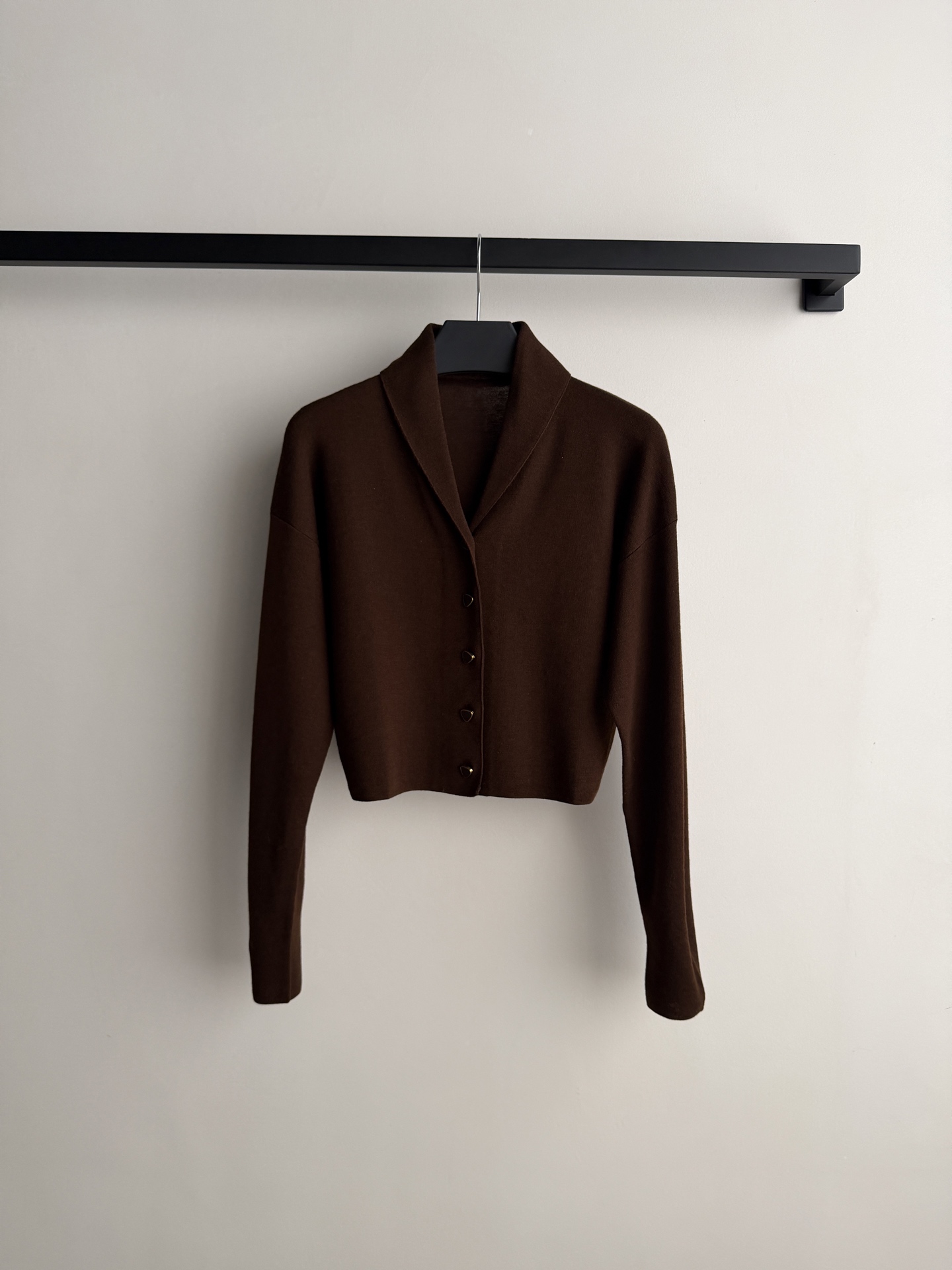 LoroPiana🆕羊绒混纺开衫，质地细腻柔软，有微微的绒感光泽。小短款设计，拉高比例腰部。垂坠感很好。整体没有多余装饰