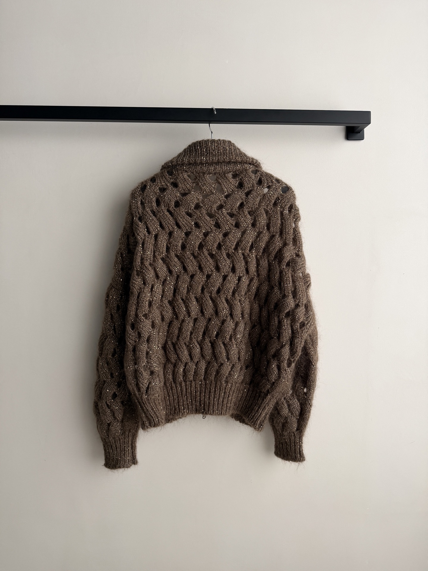 Brunello Cucinelli🆕26秋冬的摩卡色珠片马海毛镂空绞花拉链针织开衫​​，秋冬最重工的毛衣"。摩卡色（深